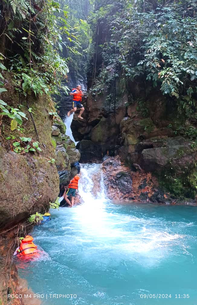 Curug Cibulao Si Mata Air Biru  Megamendung