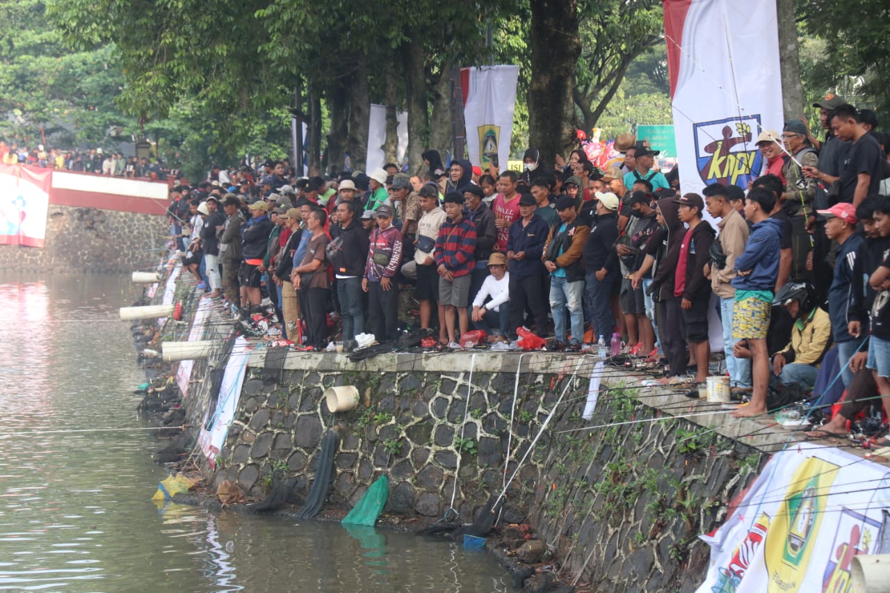 Rame Rame Makan Gratis Sareng Mancing Ikan Mujair 