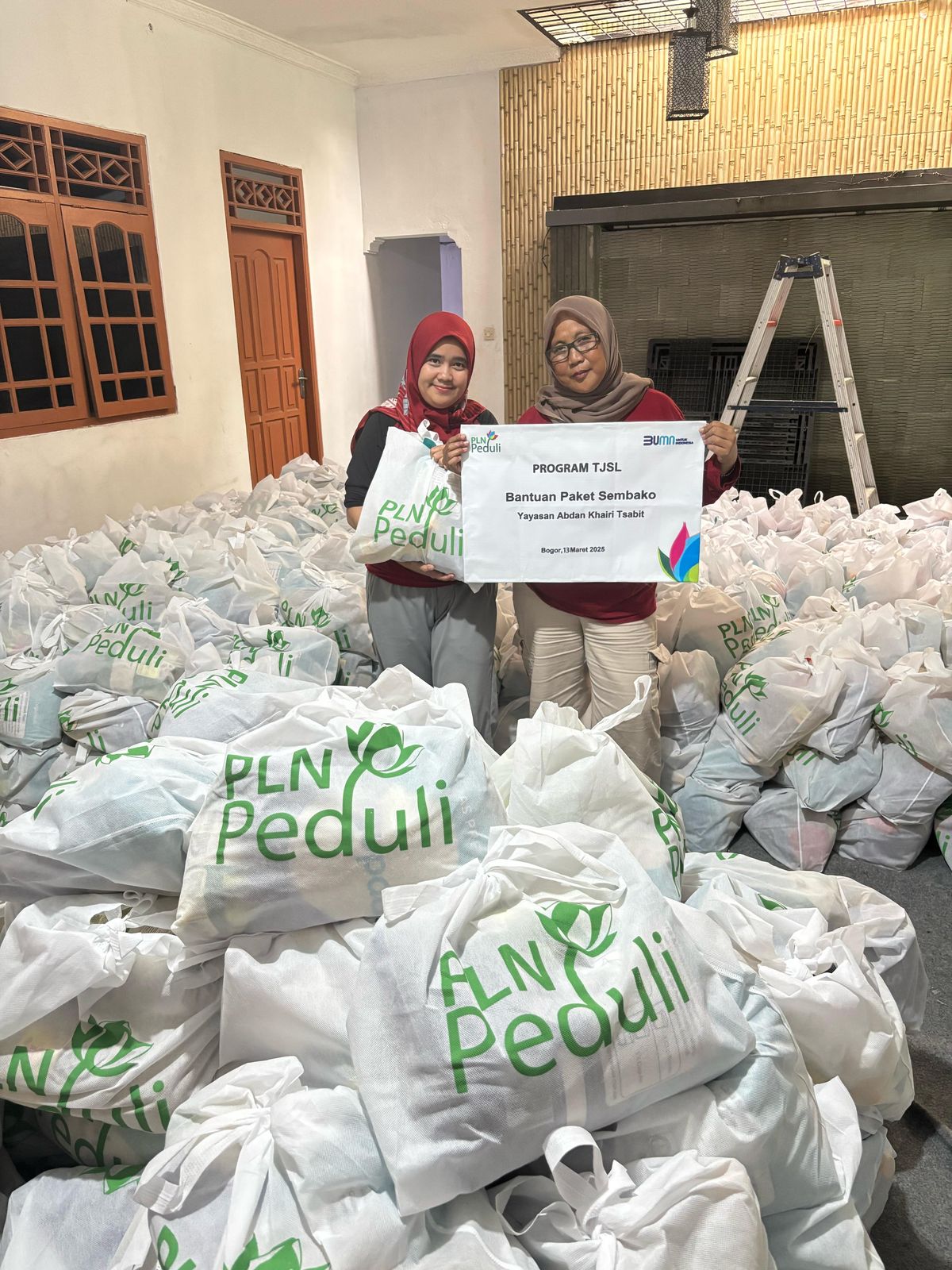 PLN Gunung Putri Salurkan 1.111 Paket Sembako Melalui Progra