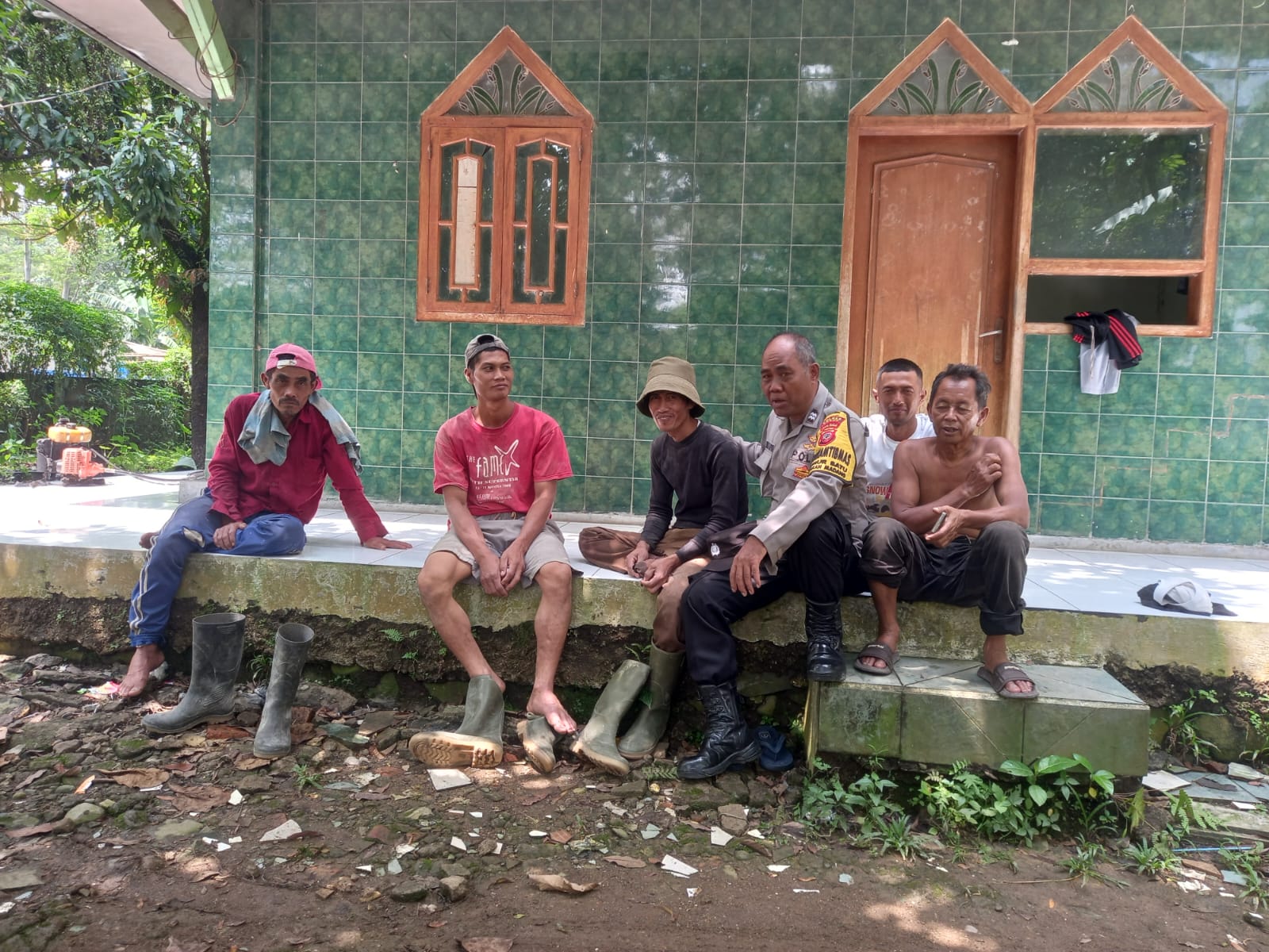 Bhabinkamtibmas Desa Sumur Batu Sambangi Warga