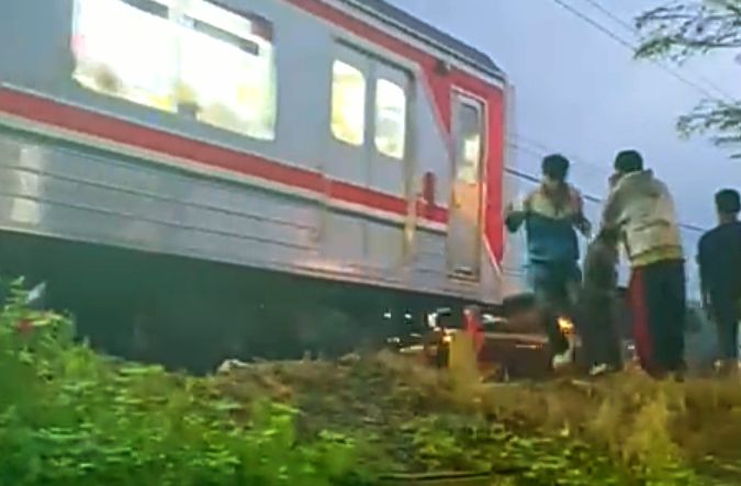 Commuter Line Seret Mobil di Perlintasan Kedungbadak Bogor