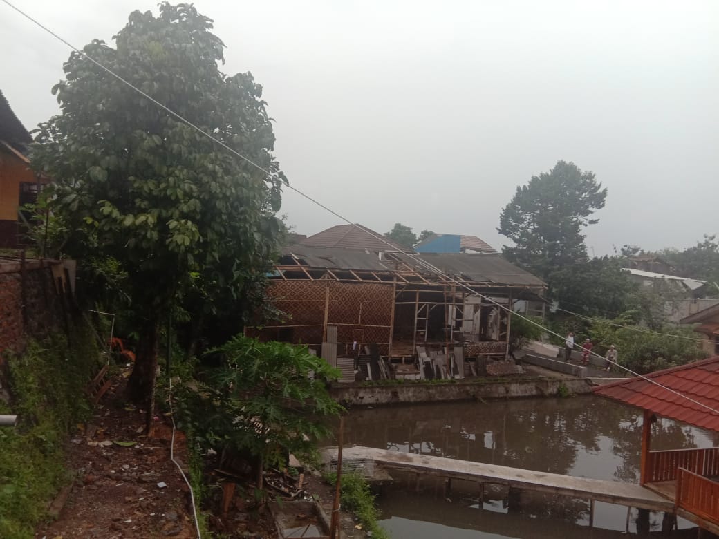 Angin Puting Beliung Rusak Puluhan Rumah 